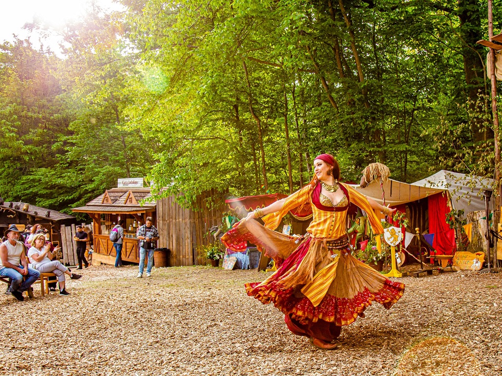Tänzerin beim Mittelaltermarkt Göppingen 2025: Orientalische Tanzshow im Waldambiente des Stauferspektakels mit Zuschauerinnen im Hintergrund.