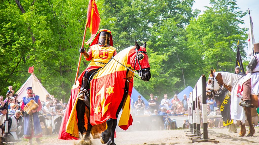 Ritterturnier beim Mittelaltermarkt Göppingen 2025: Zwei Ritter in Rüstung hoch zu Pferd im Turnierfeld vor Publikum beim 19. Stauferspektakel im Stauferpark
