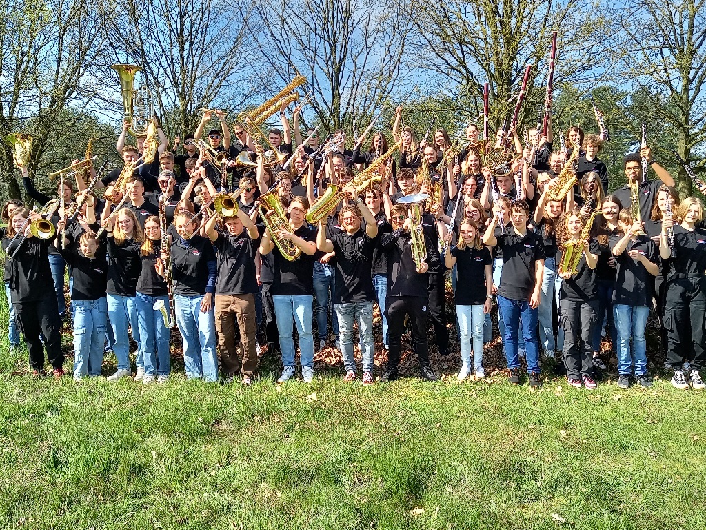 Jugendkapelle Göppingen 2023 mit Instrumenten beim Gruppenfoto im Freien während der Belgien-Reise