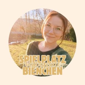 Profilbild von Spielplatzbienchen: Stefanie Carrasco lächelt in die Kamera, mit Logo-Schriftzug „Spielplatz Ausflugsziel Bienchen“