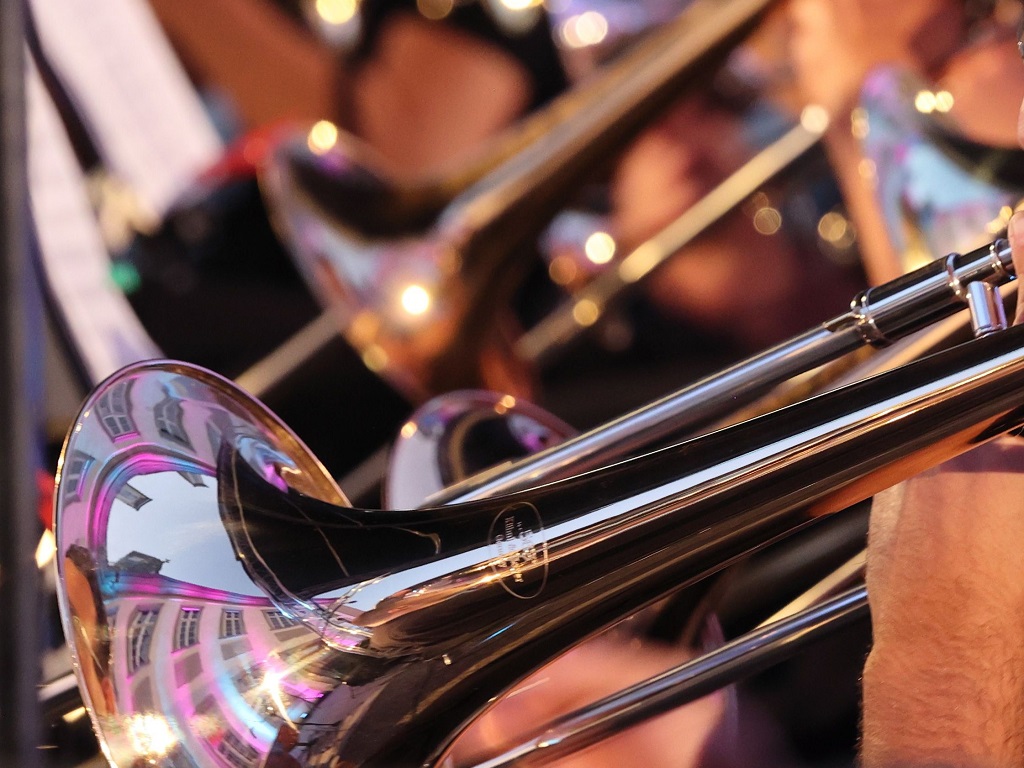 Detailaufnahme von glänzenden Trompeten beim Open-Air-Konzert zum Tag der Musik 2025 Göppingen auf dem Marktplatz
