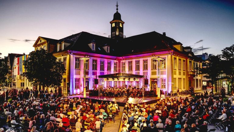 Abendliches Open-Air-Konzert auf dem Göppinger Marktplatz vor dem illuminierten Rathaus mit Publikum und Orchester zum Tag der Musik 2025.