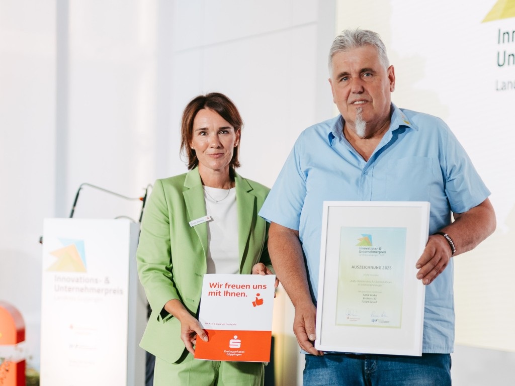 Cindy Berend überreicht der Satek GmbH die Auszeichnung beim Innovations- und Unternehmerpreis Göppingen 2025