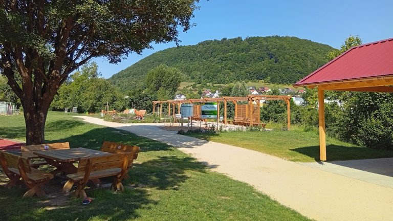 Übersichtsaufnahme des FiTal-Parks in Bad Ditzenbach mit Pergolen, Wegführung und Blick auf die umliegende Natur.