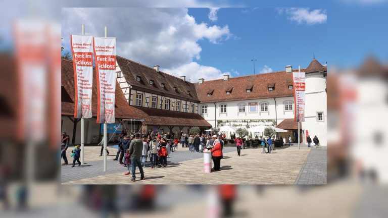 Fest im Schloss Filseck 2025: Besucherinnen und Besucher im Schlosshof bei sonnigem Wetter mit Info-Ständen, Aktionen und historischer Kulisse.