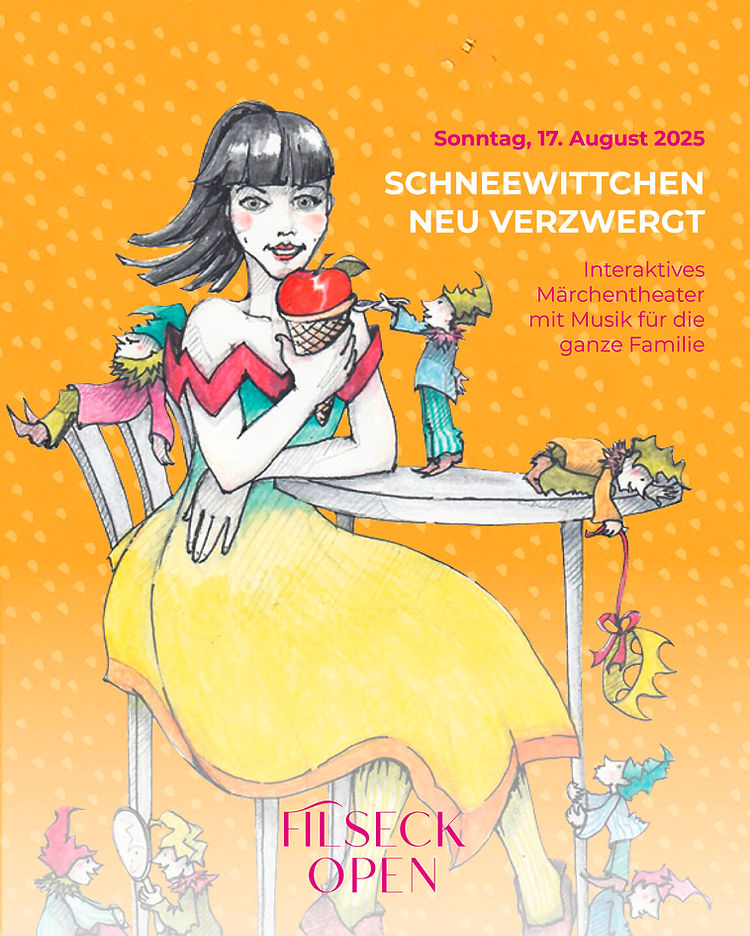 Bunt illustriertes Plakat zum Familien-Event „Schneewittchen neu verzwergt“ am 17. August 2025 beim Filseck Open. Gezeigt wird eine moderne Zeichnung von Schneewittchen mit Apfel auf einem Stuhl, umgeben von frech gezeichneten Zwergen auf orangem Hintergrund. Text: „Interaktives Märchentheater mit Musik für die ganze Familie“.