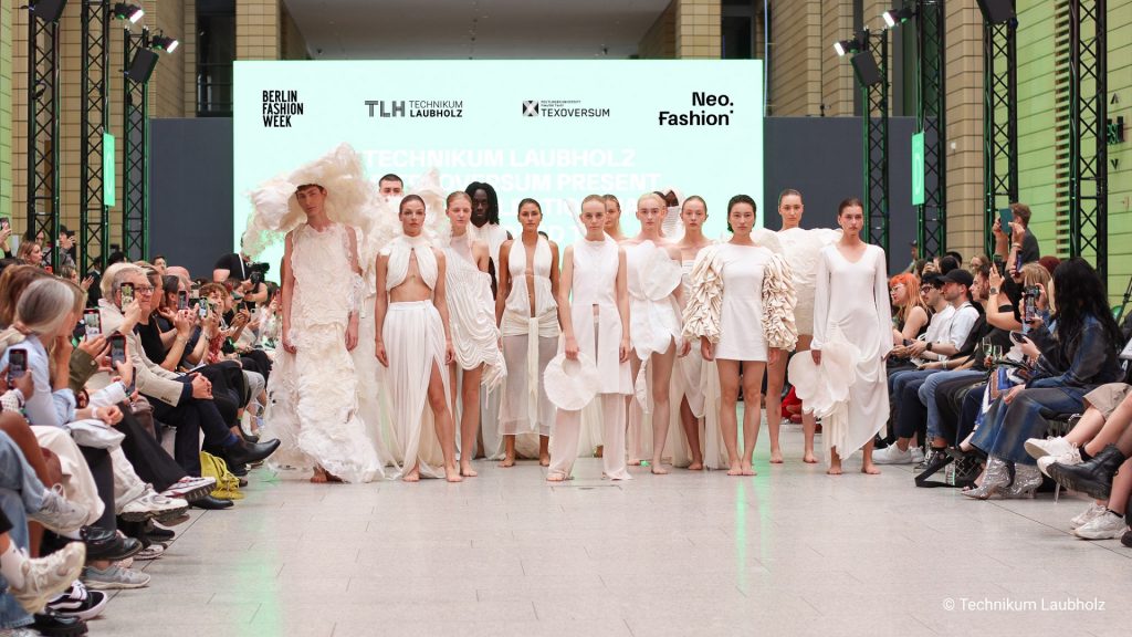 Models präsentieren nachhaltige Mode aus Laubholzfasern des Technikums Laubholz auf der Berlin Fashion Week 2024 – Kooperation mit Texoversum und Neo.Fashion.