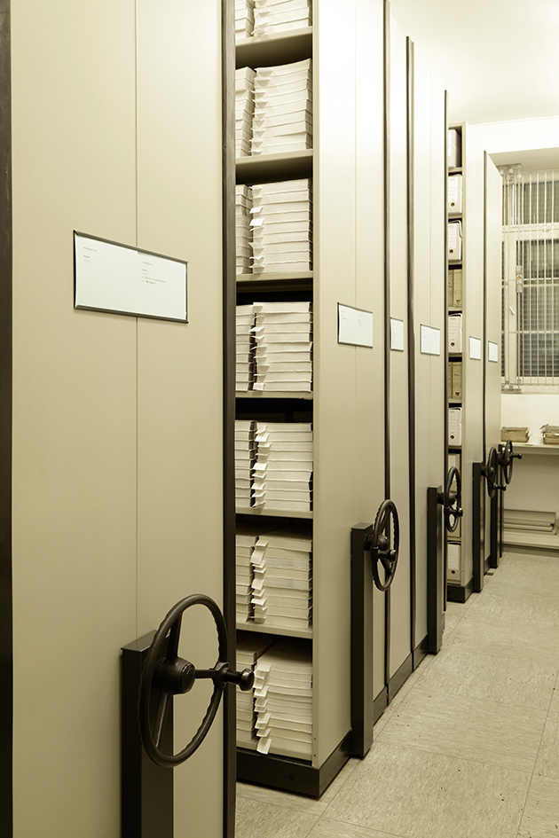Verschiebbare Rollregale mit Archivkartons im klimatisierten Magazin des Stadtarchivs Göppingen