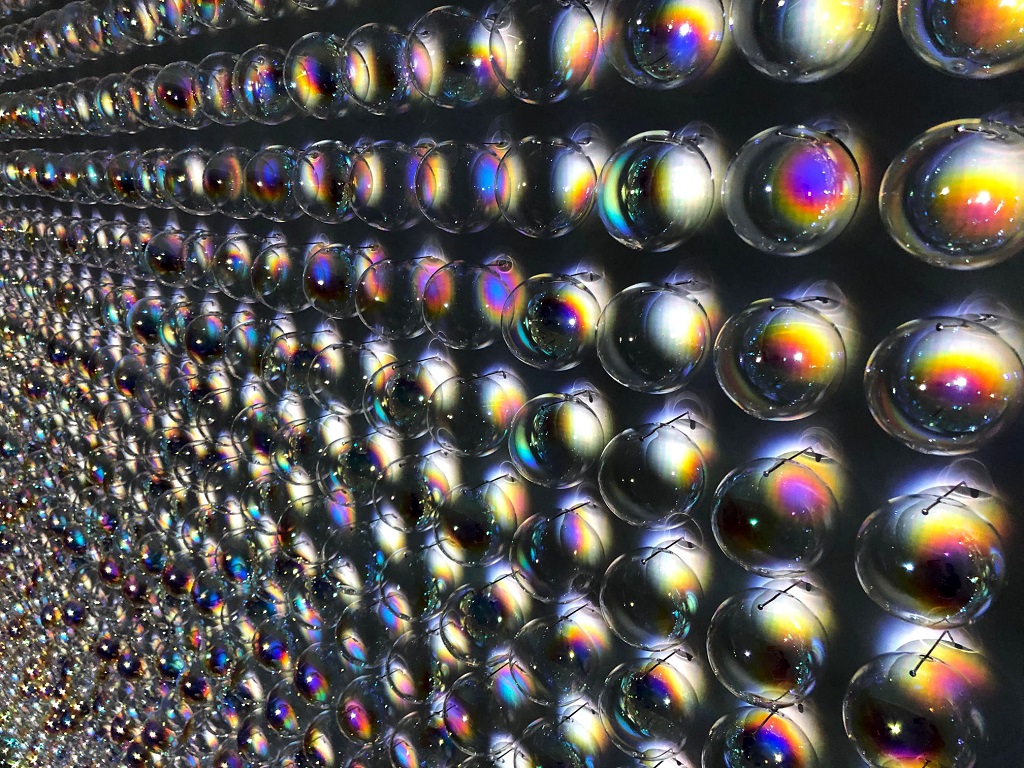Detailansicht der Installation treasure von Heike Weber und Walter Eul: Hunderte mundgeblasene Glaskugeln reflektieren regenbogenartige Lichtspiele in einem regelmäßigen Raster.
