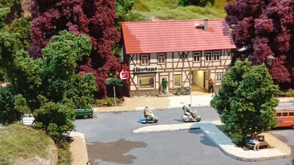 Familienabenteuer im Märklineum Göppingen – detailreiche Miniaturwelt mit Sparkasse im Modellbahn-Diorama