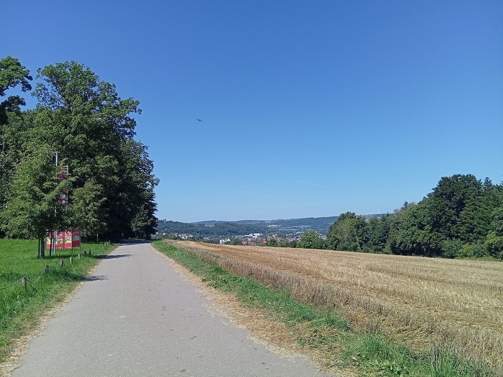 Wanderweg auf der Schloss-Filseck-Runde mit Blick ins Filstal bei Uhingen – idealer Familienausflug mit Panorama