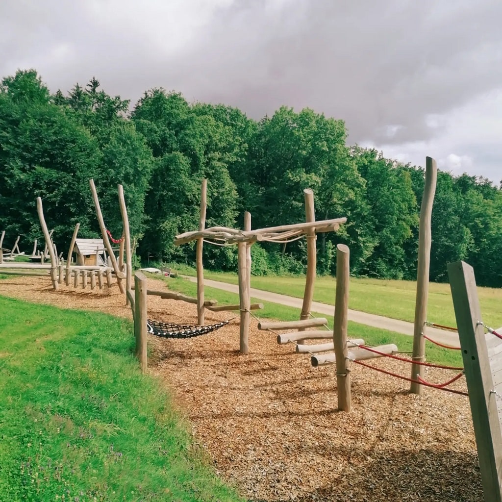 Kletterlandschaft mit Seilen und Balancierbalken für größere Kinder am Waldspielplatz in Wäschenbeuren.