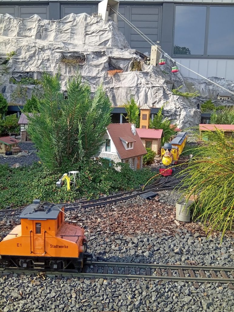 Familienausflug ins Märklineum Göppingen – Gartenbahn mit Lokomotive und Seilbahn vor Felsenlandschaft