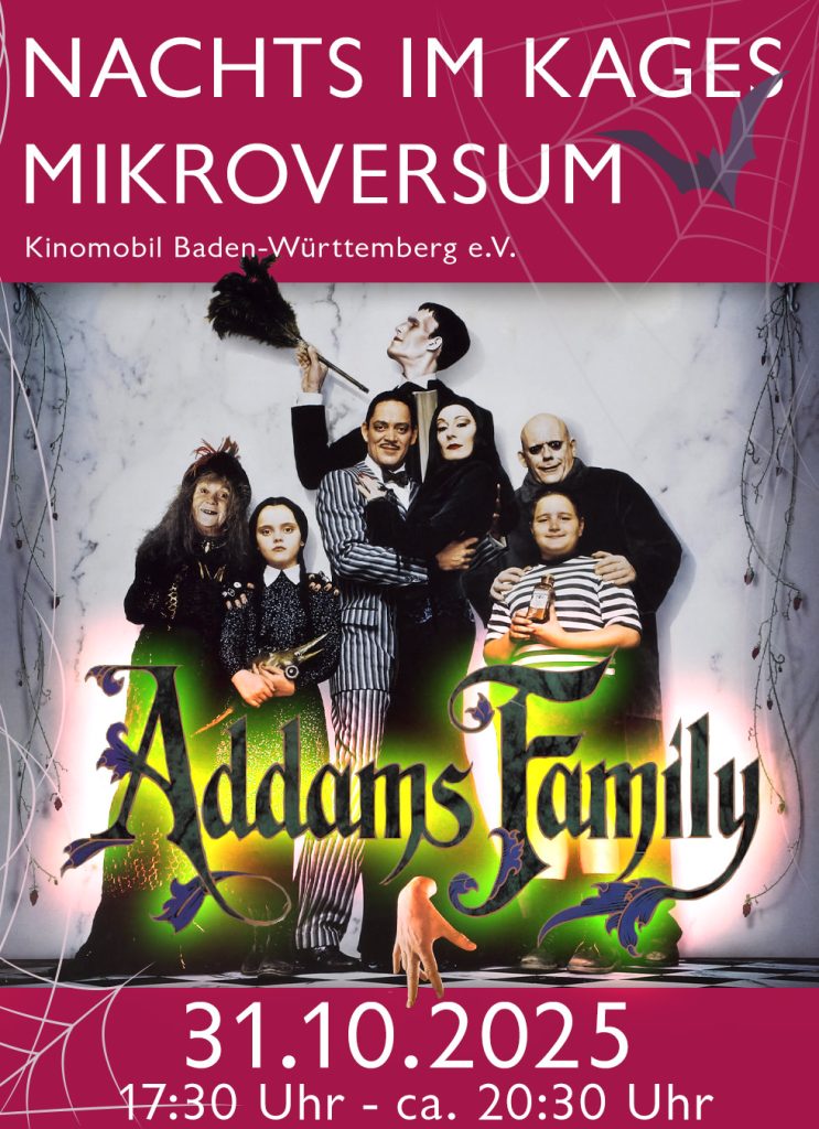 Filmplakat der Addams Family mit Fledermäusen und Spinnweben – Veranstaltung „Nachts im Kages Mikroversum“ am 31.10.2025 mit Filmabend ab 17:30 Uhr.