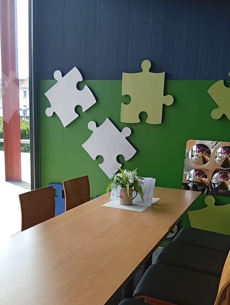 Familienabenteuer im Märklineum Göppingen – Bistro mit gemütlicher Sitzecke und Puzzle-Dekoration für Familien