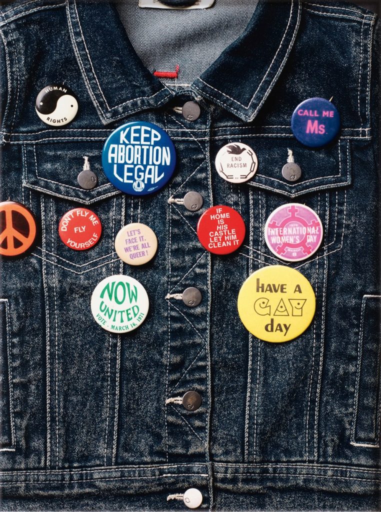 Annette Kelm, Jeans Buttons, 2023 – zeitgenössische Fotografie mit politischen Buttons.