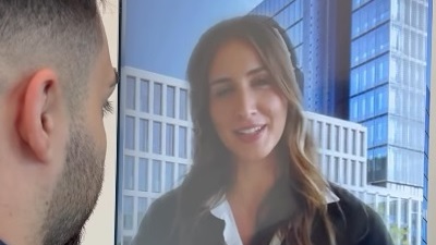 Nahaufnahme eines Videotelefonats an der neuen Videostele der Kreissparkasse Wäschenbeuren: Ein Kunde spricht mit einer Beraterin, die auf dem Bildschirm zu sehen ist.