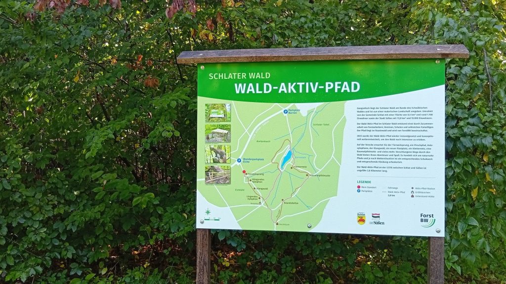Infotafel am Einstieg zum WaldAktivPfad im Schlater Wald
