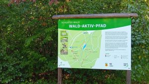 Infotafel am Einstieg zum WaldAktivPfad im Schlater Wald