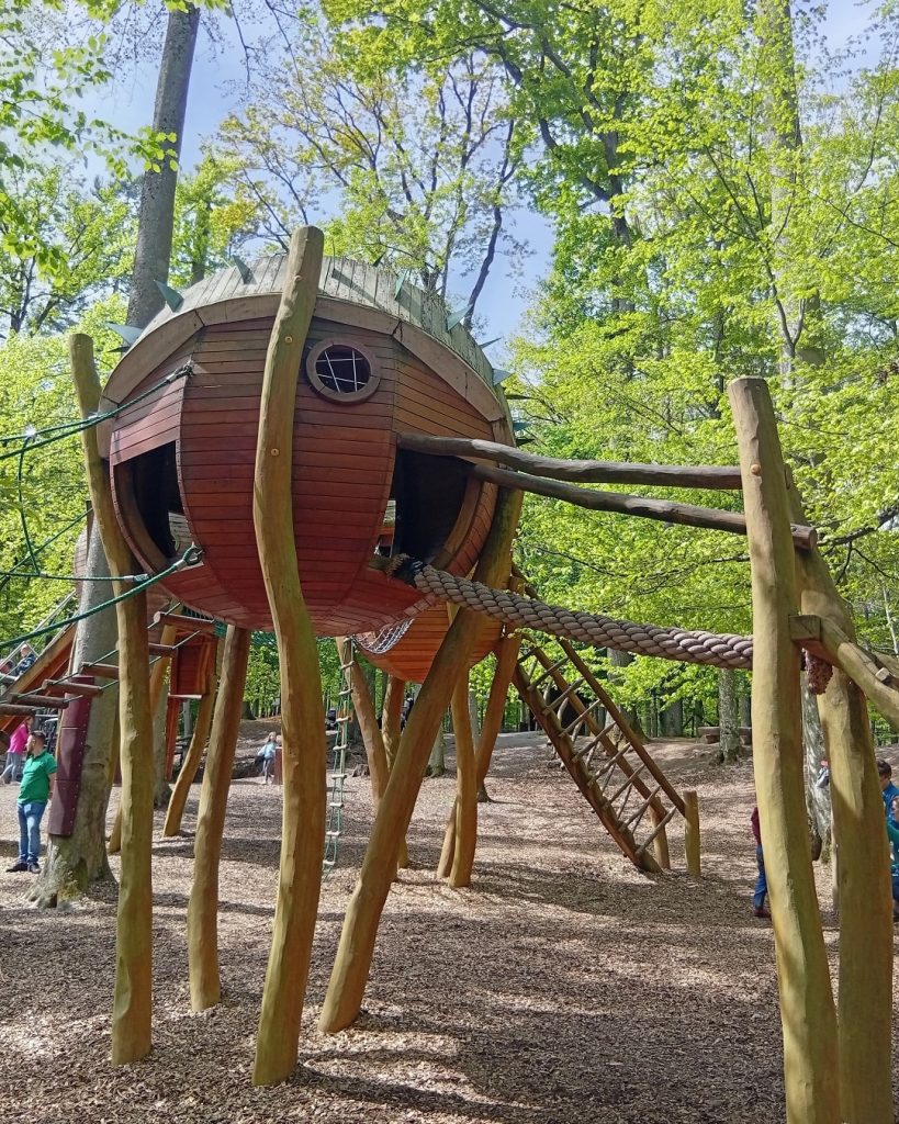 Holzspielplatz im Wildparadies – Abenteuerlicher Kletterspielplatz in Baumform, mitten im Wald.
