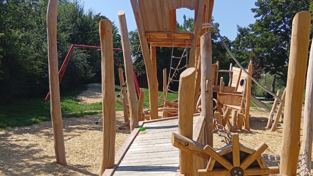 Spielschiff im Landschaftspark Schlierbach – Holzspielplatz für Kinder.