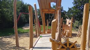 Spielschiff im Landschaftspark Schlierbach – Holzspielplatz für Kinder.