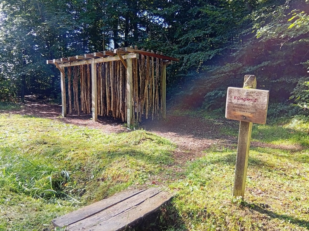Klangwald-Station mit hölzernem Klangspiel am WaldAktivPfad im Schlater Wald