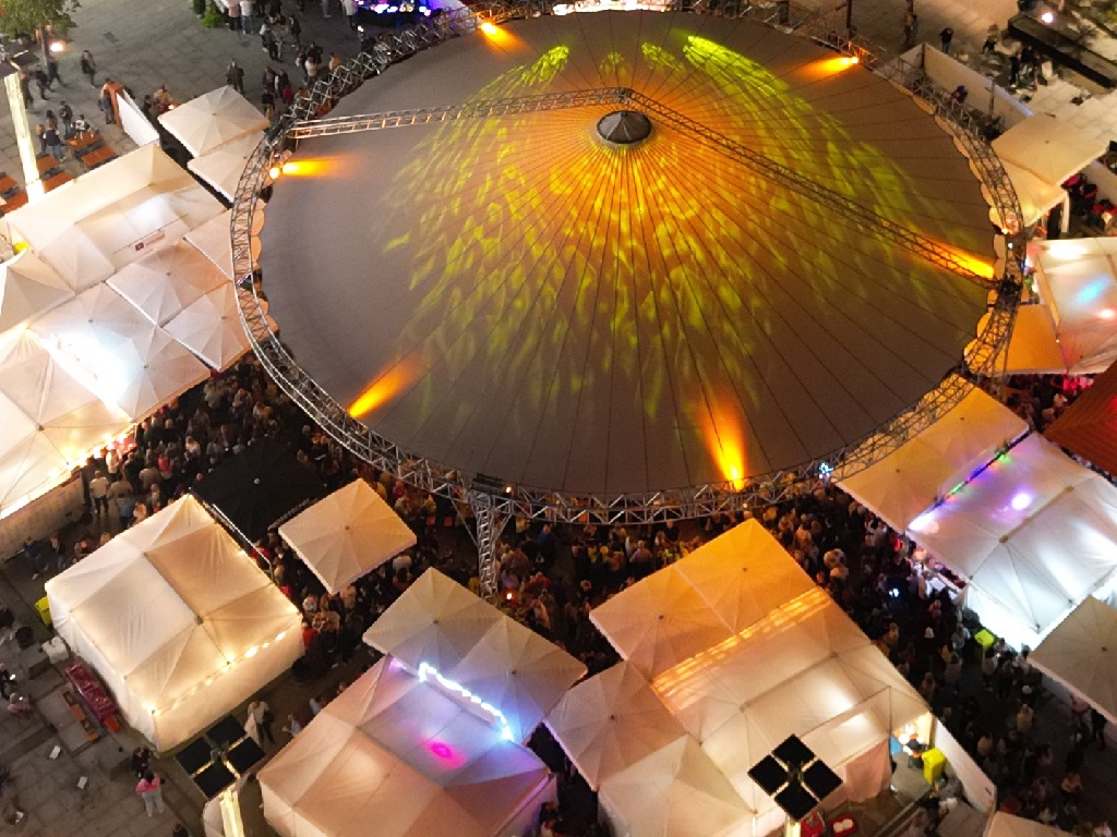 lick auf den Göppinger Marktplatz beim Weinfest mit großem Schirm und vielen Besuchern
