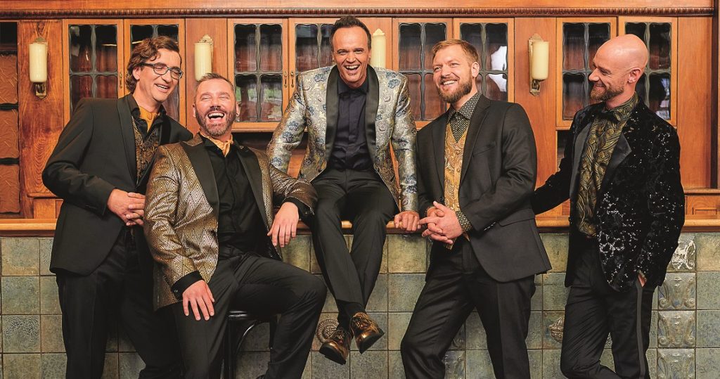 A-cappella-Gruppe vocaldente in eleganten Anzügen, lachend vor einer Bar – Silvesterkonzert „Let’s be Gatsby“ im Kulturhalle Süßen Veranstaltungsprogramm 2025/2026.