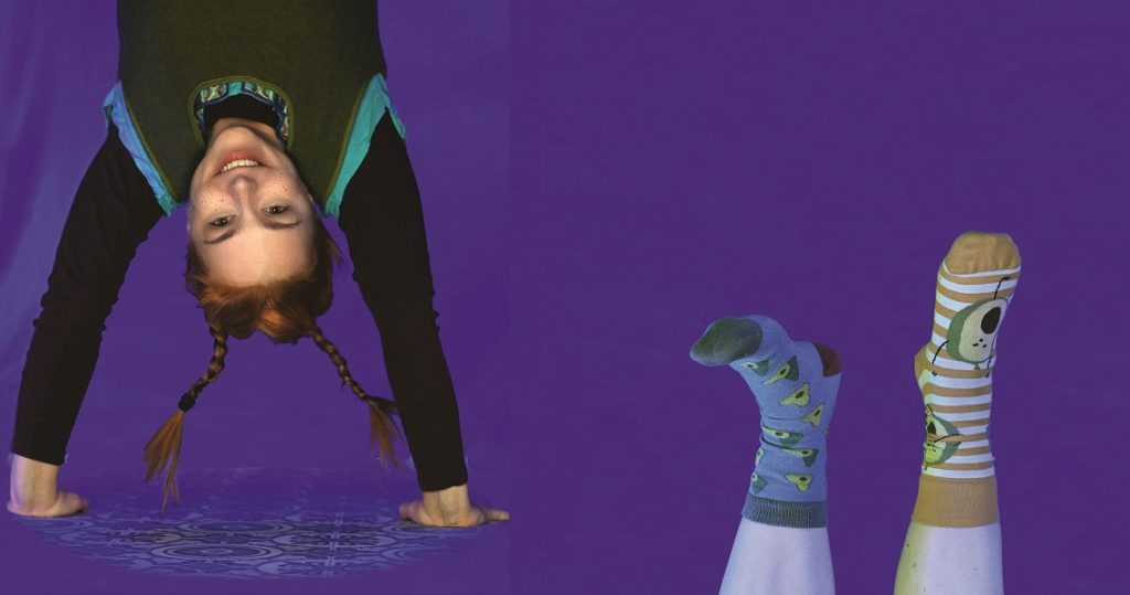 Schauspielerin als Pippi Langstrumpf im Handstand mit roten Zöpfen, daneben bunte Strümpfe – Kinder-Highlight im Kulturhalle Süßen Veranstaltungsprogramm 2025/2026.