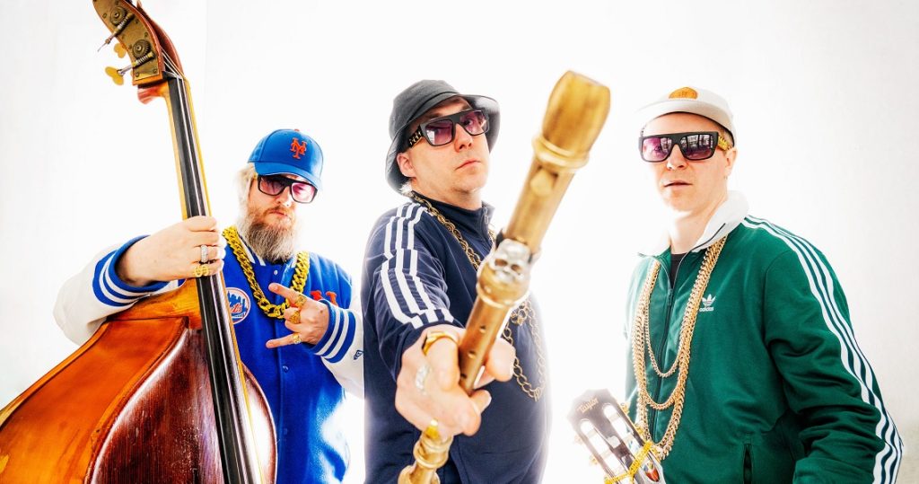 Die Band Wildes Holz mit Blockflöte, Gitarre und Kontrabass – energiegeladene Livemusik-Show „Block-Party“ in der Kulturhalle Süßen.