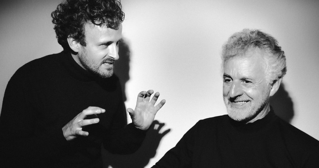 Zwei Künstler im Schwarz-Weiß-Licht auf der Bühne – Vater-Sohn-Duo präsentiert Georg-Kreisler-Programm „Trau keiner Melodie über dreißig“.