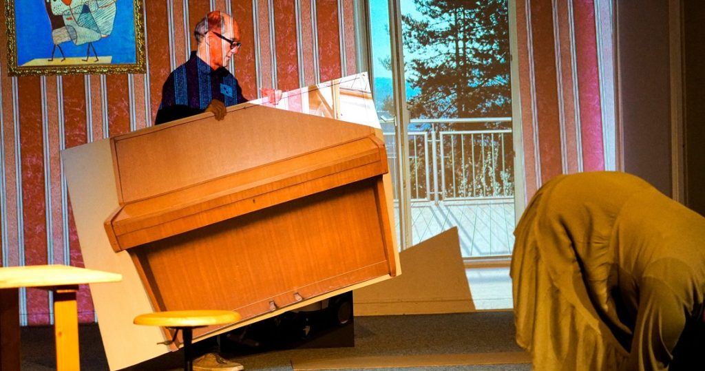 Bühnenbild mit Klavier und Projektion einer Wohnung – Szene aus „Die kleinen Dinge des Lebens“ im Nachmittagstheater Süßen.