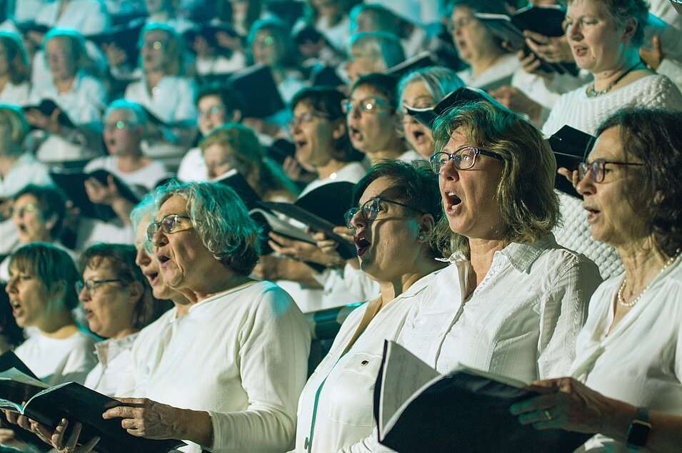 Chormusical EWS Arena Göppingen – Sängerinnen und Sänger singen gemeinsam mit voller Hingabe.