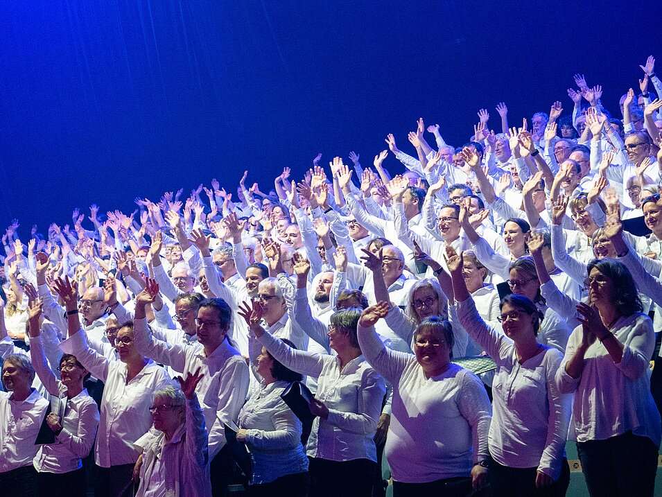 Großer Projektchor beim Chormusical in der EWS Arena Göppingen mit hunderten Teilnehmenden.