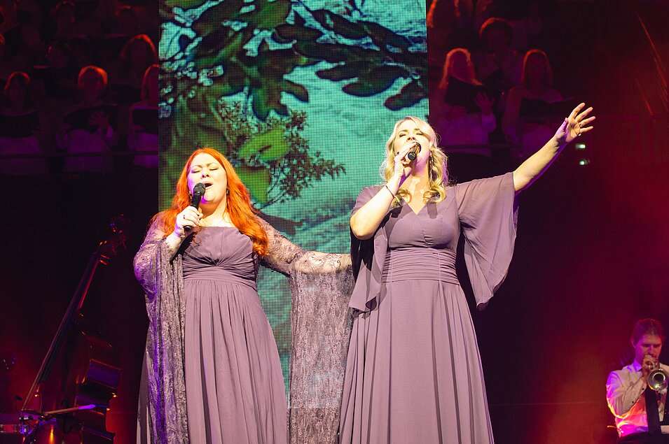 olistinnen beim Chormusical ‚Die 7 Worte vom Kreuz‘ auf der Bühne in der EWS Arena Göppingen.