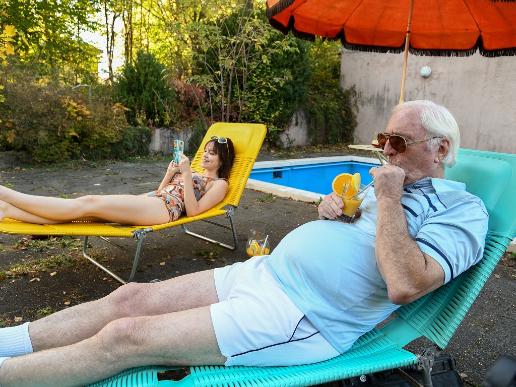 Welt-Alzheimertag 2025: Gezeigt wird der Film "Die Vergesslichkeit der Eichhörnchen" mit Emilia Schüle als Marija und Günther Maria Halmer als Curt.