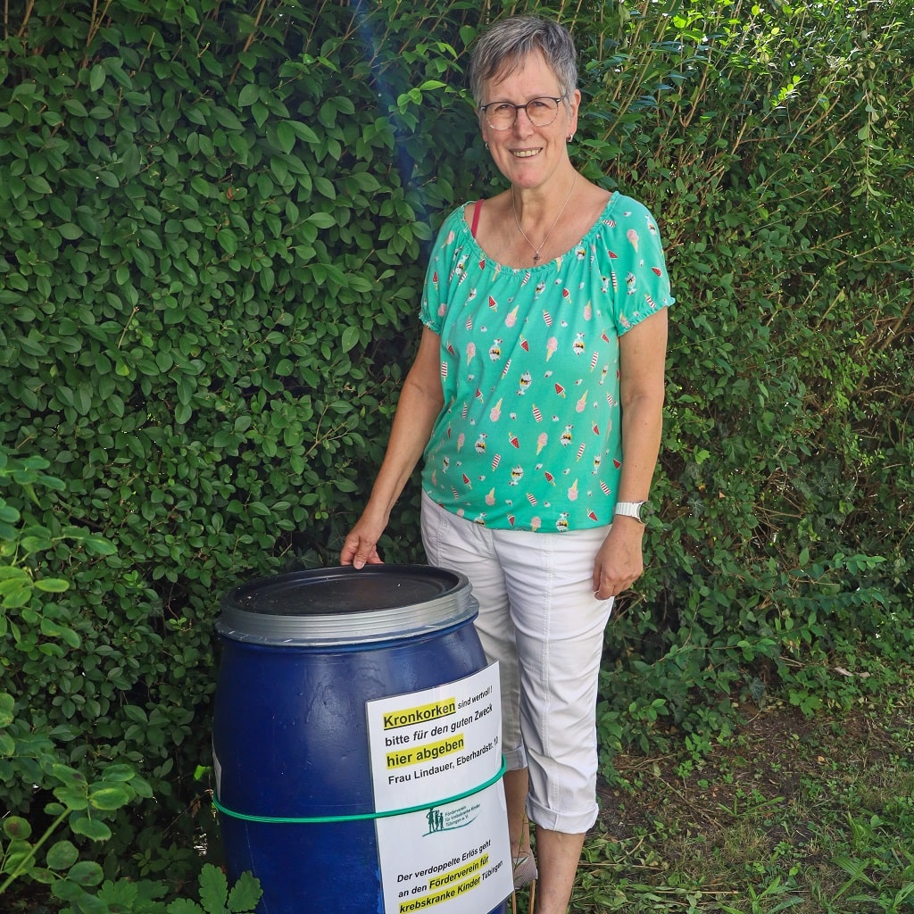 Sammeltonne für Kronkorken im Garten von Ingeborg Lindauer