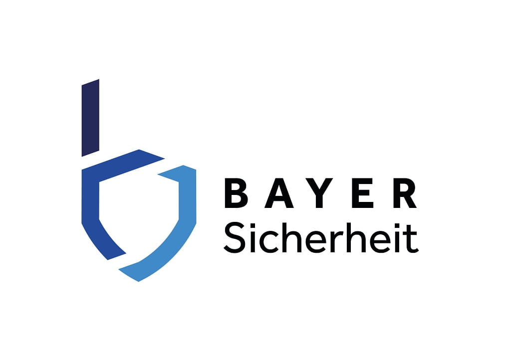 Logo von Bayer Sicherheit mit stilisiertem blauem Schutzschild-Symbol und dem Schriftzug „BAYER Sicherheit“.