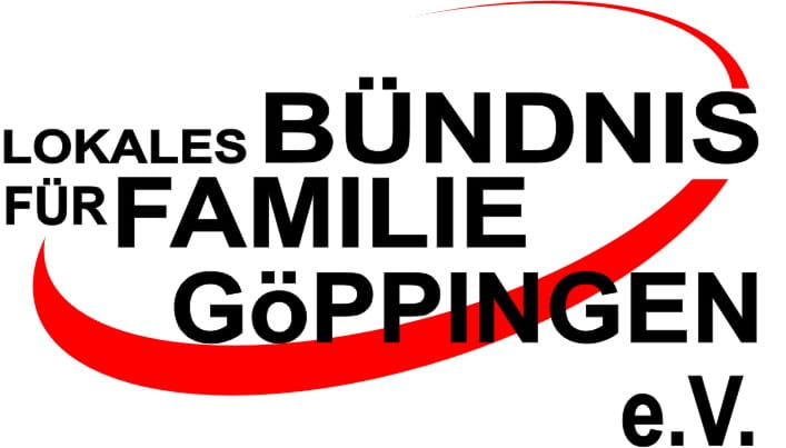 Logo des Vereins „Lokales Bündnis für Familie Göppingen e. V.“ mit schwarzem Schriftzug und rotem geschwungenem Bogen.