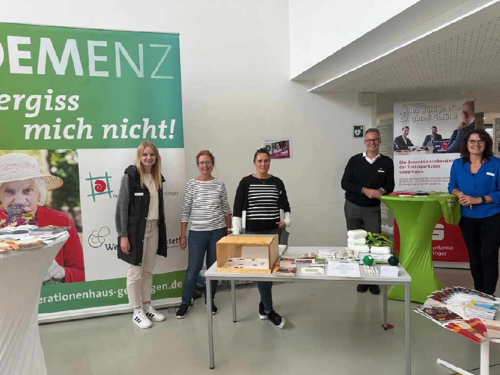 Infostand des Netzwerks Demenz Geislingen gemeinsam mit der Generationenberatung der Kreissparkasse Göppingen bei einer Veranstaltung. Zusammen gibt es ein tolles Programm für den Welt-Alzheimertag 2025.