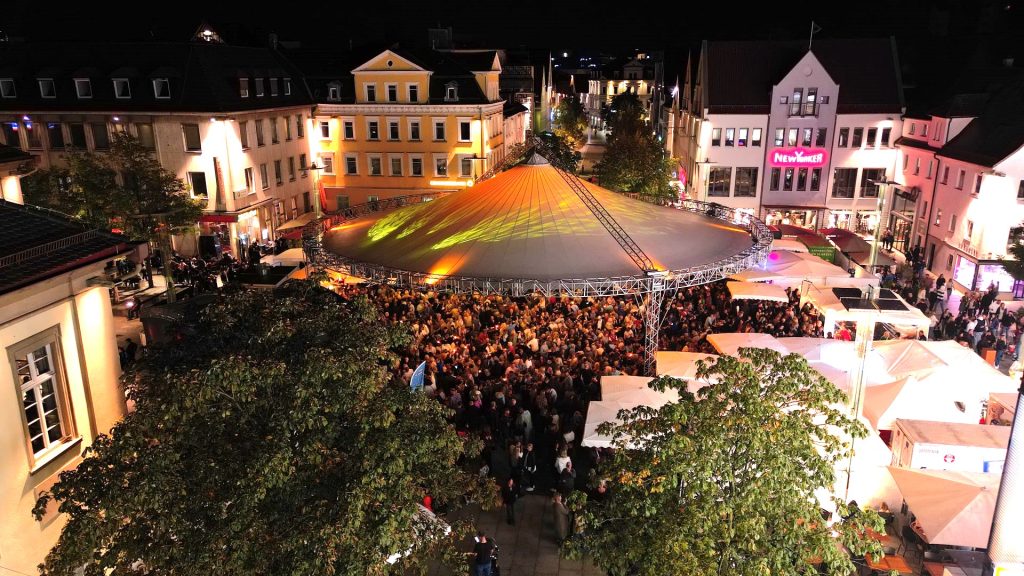 Illuminierter Schirm und Festzelte beim Göppinger Weinfest auf dem Marktplatz in Göppingen