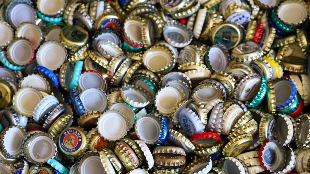 Eine große Menge gesammelter Kronkorken für den guten Zweck