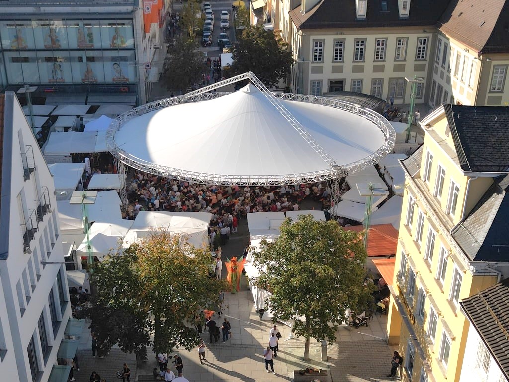 Besucher und Stände in der Innenstadt während des Göppinger Weinfests