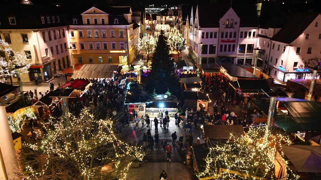 Waldweihnacht in Göppingen mit festlich beleuchtetem Marktplatz und Weihnachtsmarktständen