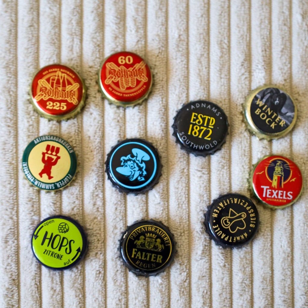 Auswahl besonderer Kronkorken-Sondermotive auf dem Sofa