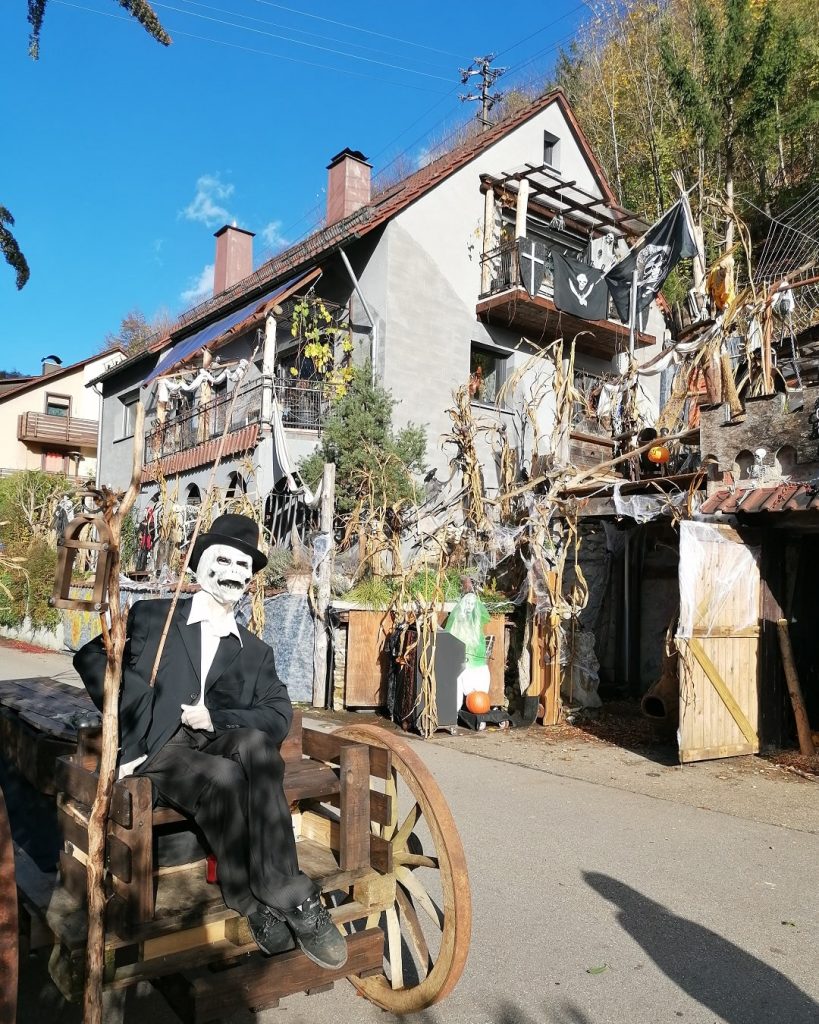 Halloween-Dekoration am Gruselhaus in Geislingen-Eybach – mit Skelettfigur, Kürbissen und liebevoll gestaltetem Horrorhaus in der Rösgasse 56.