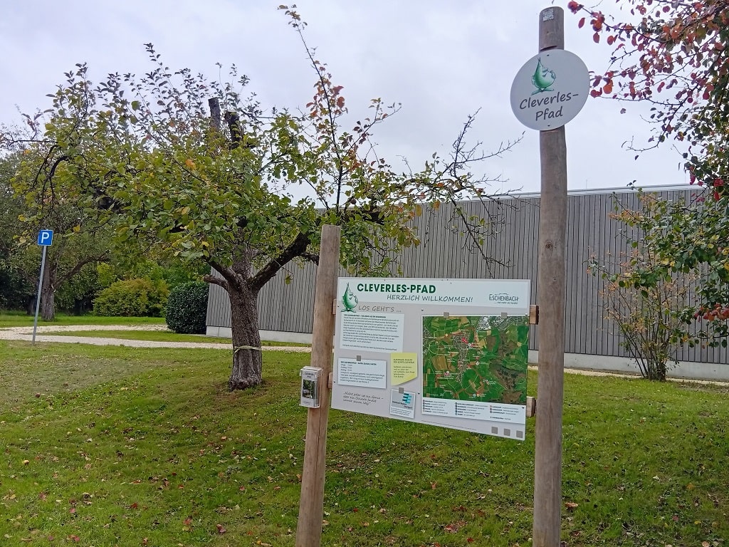 Starttafel des Cleverles-Pfads in Eschenbach mit Wegübersicht zwischen Obstbäumen – der Beginn eines abwechslungsreichen Erlebniswegs für Familien.