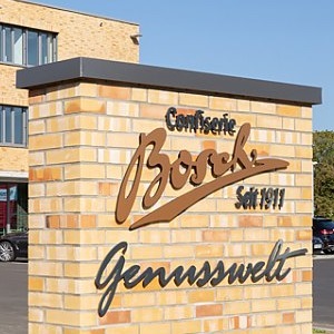Eingang der Confiserie Bosch Genusswelt in Uhingen – Schild mit Firmenlogo „Bosch – Seit 1911“.