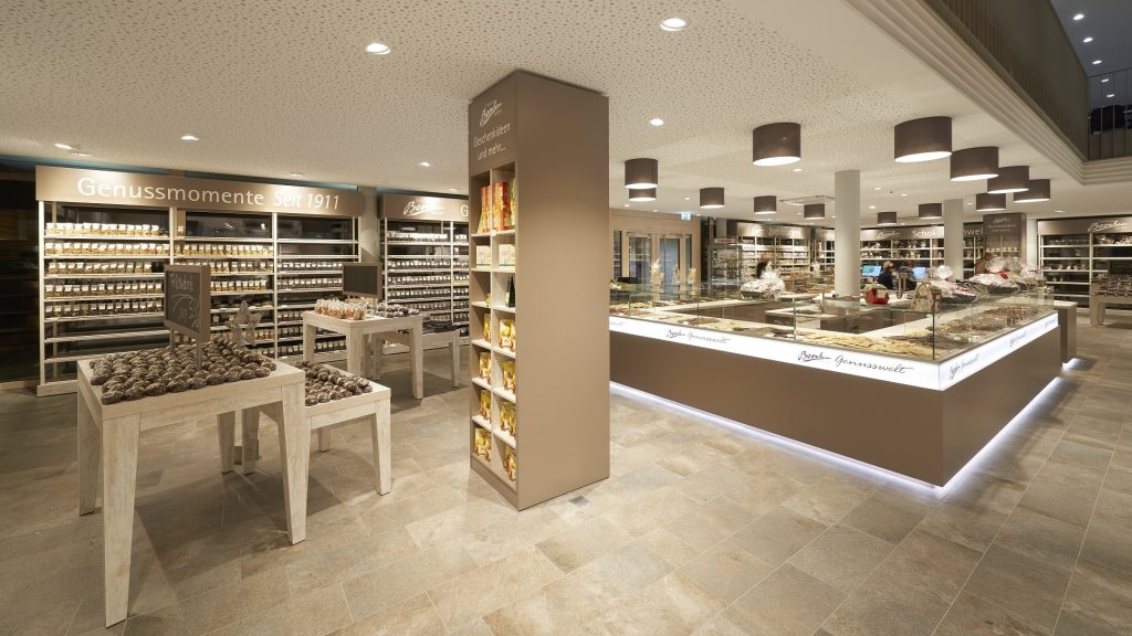 Innenaufnahme der Confiserie Bosch Genusswelt in Uhingen – Verkaufsraum mit Theke, Schokoladenpralinen und feinen Confiserie-Spezialitäten.